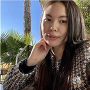 Profesora de inglés imparte clases a niños de todas las edades